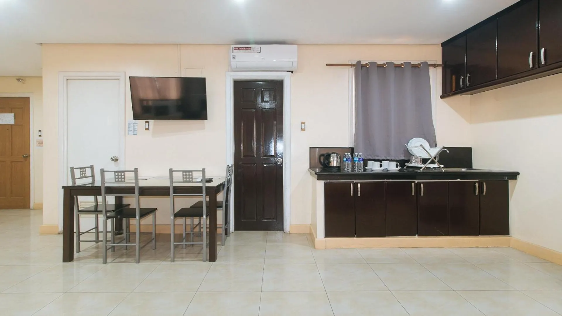 *** Hotel 153 Silverio Suites Paranaque City Filipíny