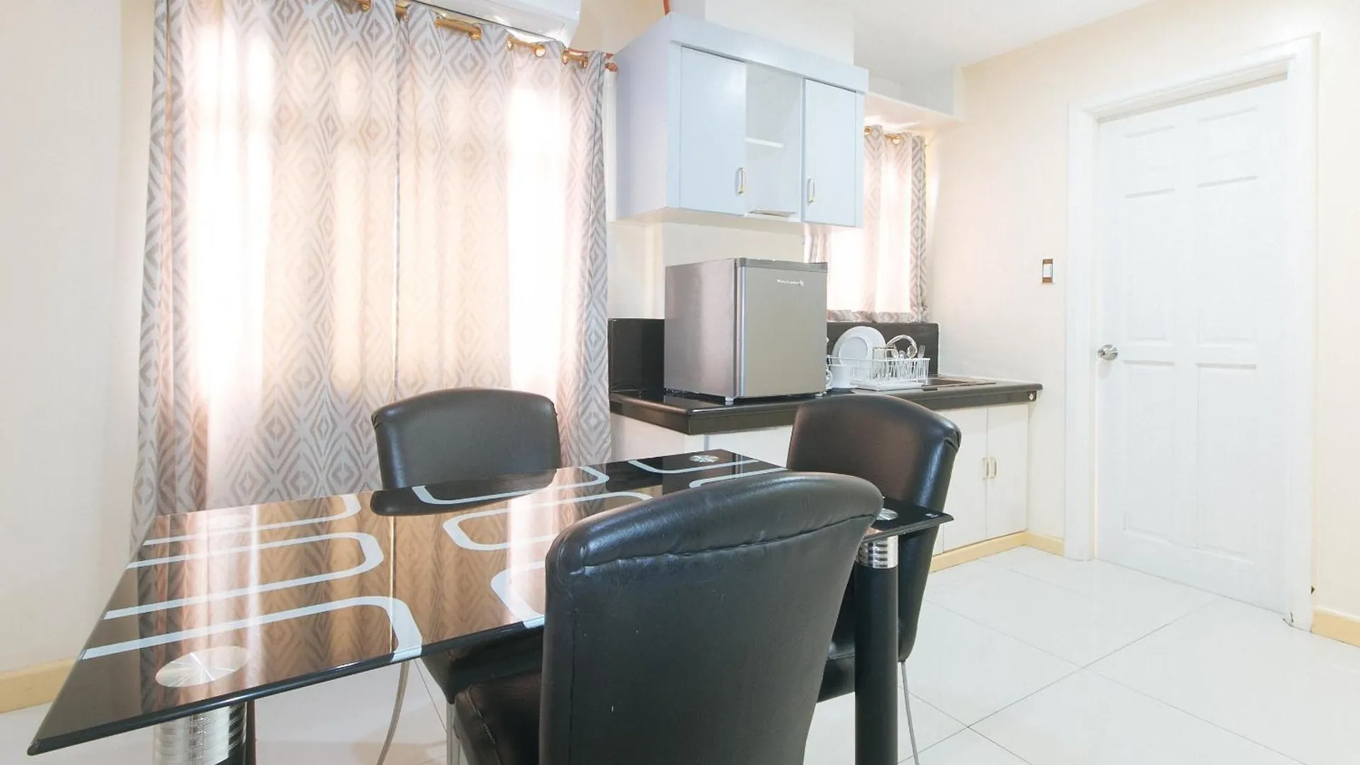 *** Hotel 153 Silverio Suites Paranaque City Philippines